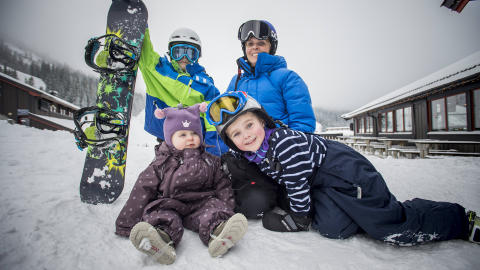 FAMILIEKOS: Hemsedal er sv�rt familievennlig, synes  mamma Camilla Berg (37), som har tatt turen fra Bergen med barna Leander (5), Benjamin (10) og Linea (1). Foto: THOMAS RASMUS SKAUG