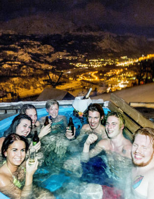 Her feirer Nicklas 24-�rsdagen i badestampen med champagne