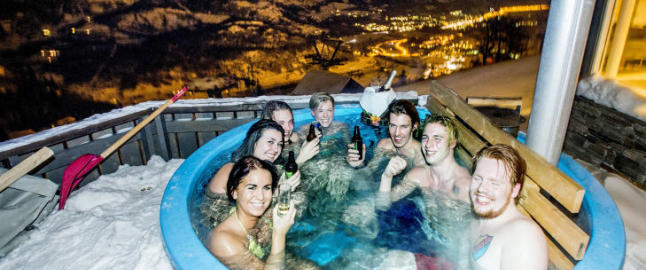 Her feirer Nicklas 24-�rsdagen i badestampen med champagne