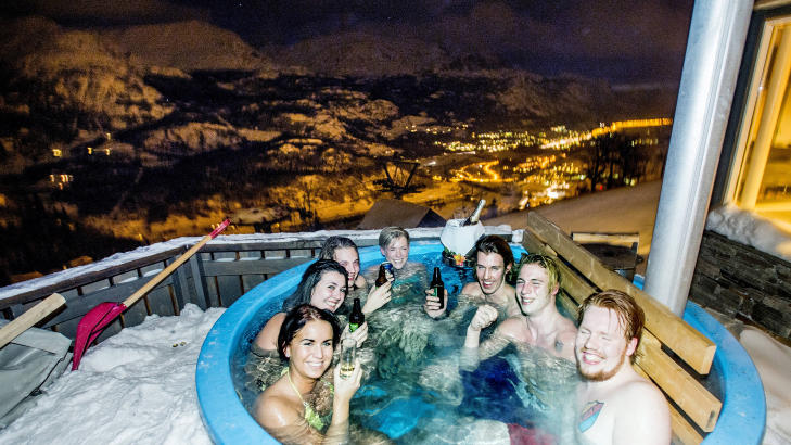 GRATTIS: Hva er vel bedre enn � feire 24-�rsdagen sin i en badestamp p� Hemsedal? Fra venstre: Erina (26), Grethe (23), Alexander 20, Sofie (23), bursdagsbarnet Nicklas (24), Oscar (20), Jens (20). Foto: THOMAS RASMUS SKAUG