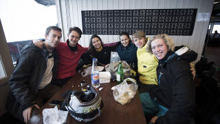 LUNSJ: P� Fjellhytta er det helt greit � innta medbrakt lunsj. Fra venstre: Mattias
bergman, Calle Klittmar, Lisa m�nsson, Jessica
Lindqvist, David Heiman og Marcus Forsblad, 
alle 18 �r. Foto: THOMAS RASMUS SKAUG