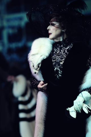 HYGGELIG GJENSYN: Lise Fjeldstad er tilbake p� scenen, som Henrys mor, Mrs. Higgins. Mange vil huske Wenche Foss i rollen, fra Riksteatrets turn� i 2000. Bente B�rsum spilte den p� Oslo Nye i 2003. Foto: Haakon Hoseth