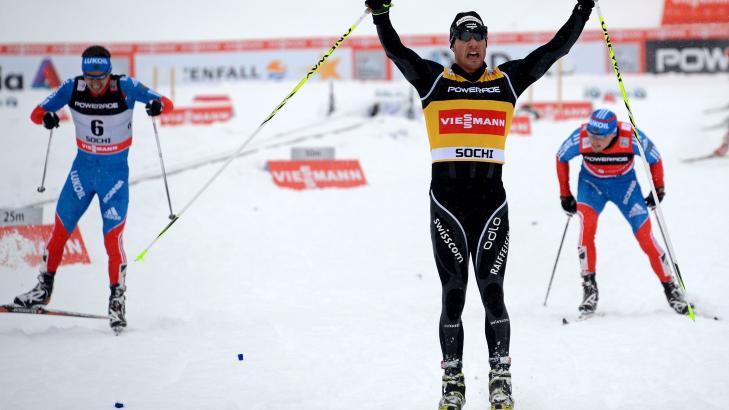 OVERLEGEN: Dario Cologna gikk f�rst over m�l med deler av det russiske toget like bak. Foto: AFP PHOTO/KIRILL KUDRYAVTSEV/NTB scanpix