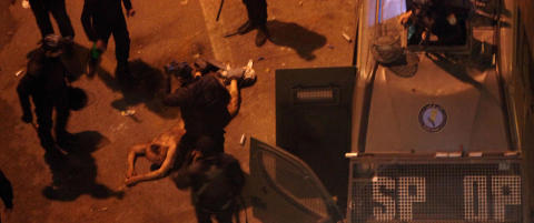 Mann kledd naken og banket opp av oppr�rspolitiet i Kairo