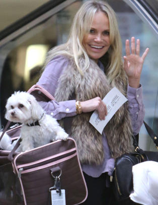 Ble skjelt ut av flyvertinne foran medpassasjerene etter hundetr�bbel