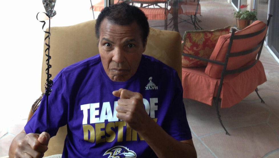 I GOD FORM: Dette bildet av Muhammad Ali i Ravens-tr�ye er publisert p� Twitter for � vise at ikke legenden er d�ende, slik hans bror har hevdet. Foto: Privat/Twitter