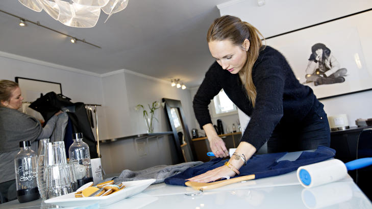 GJ�R KLAR: Thea og Maja (t.h.) gj�r ullt�yet klart for fotografering.Foto: ANITA ARNTZEN