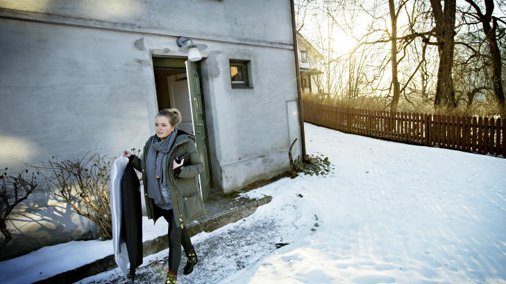 SHOWROOM: Fleischer Couture har showroom p� Hoff Hovedg�rd i Oslo. Her er Thea p� vei til produktfotografering.Foto: ANITA ARNTZEN