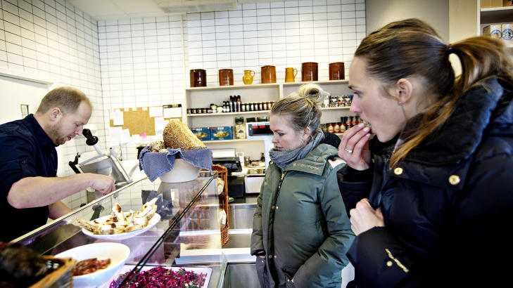 PAUSE: : Thea og Maja lunsjer ofte p� Billies Kitchen p� Vinderen i Oslo. Her serverer Christian Nystr�m b�de suppe og andre herligheter.Foto: ANITA ARNTZEN