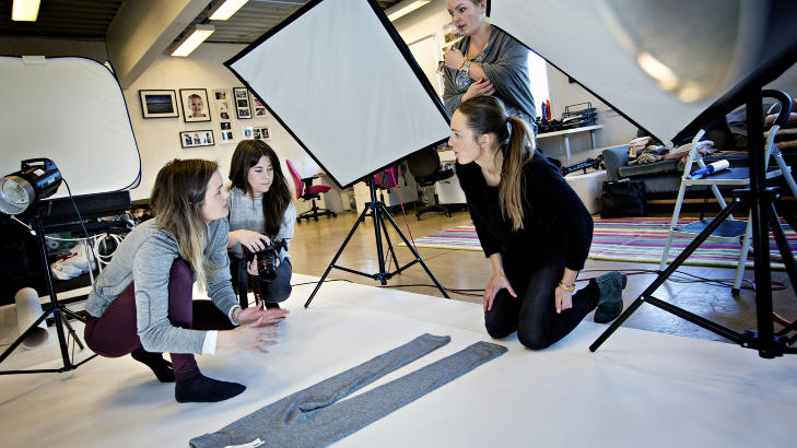 HOS FOTOGRAFEN: Fotografene Kristin Saastad (f.v.) og Vibeke Mellbye tar produktfotografiene av Fleischer Coutures kolleksjoner. - De vet akkurat hvordan vi vil ha det, sier venninnene Maja Mejl�nder Fleischer og Thea Eline Sundhell som st�r bak designen.Foto: ANITA ARNTZEN
