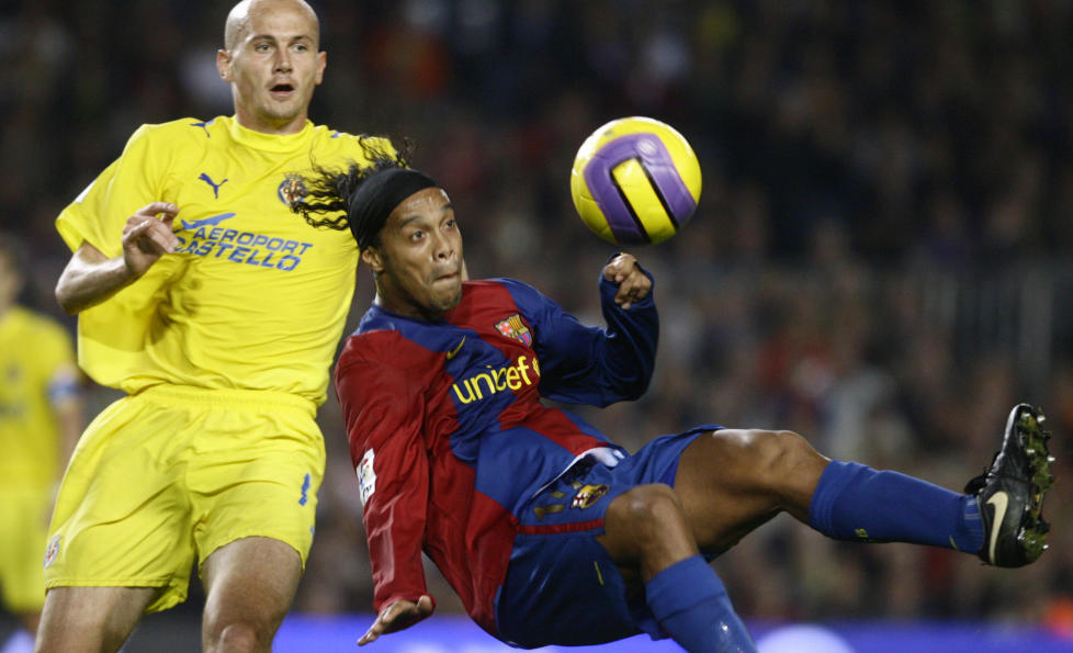 PERLESCORING: Ronaldinho snur seg rundt med ryggen til m�l f�r han sender ballen i en vakker bue over Villarrel-keeperen. Foto: AFP PHOTO/LLUIS GENE/NTB scanpix