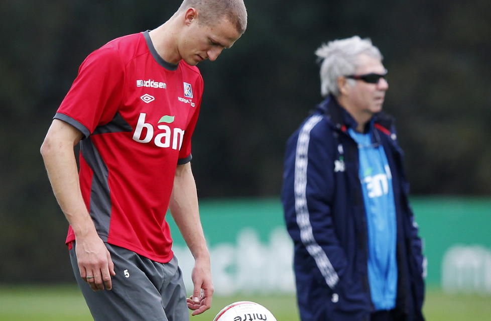HAR ET H�P:
Brede Hangeland og landslagssjef Egil Olsen har et h�p om at f�rtsnevnte kan spille mot Ukraina.
Foto: Erlend Aas / Scanpix
