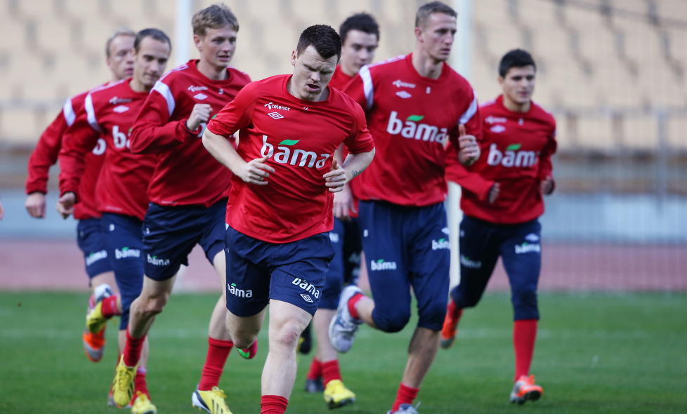 I FRONT: John Arne Riise i kjent posisjon: Fremst i k�en n�r landslaget varmer opp foran mandagens trening i Sevilla. 
Foto: H�KON MOSVOLD LARSEN / NTB SCANPIX