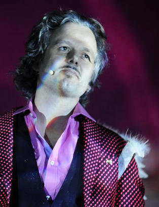 Her stjeler Ari showet i englevinger