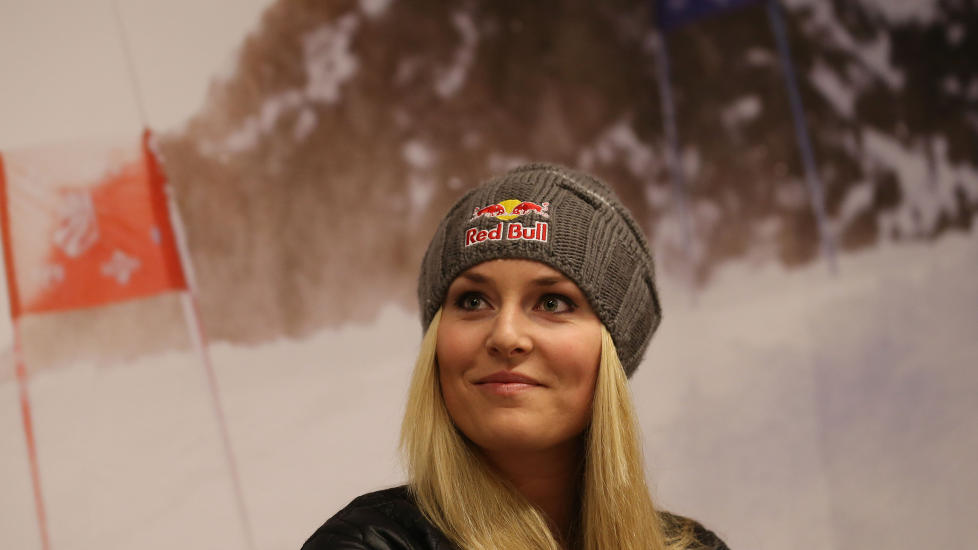 ENDELIG TILBAKE FOR FULLT: Lindsey Vonn f�lges av livvakter under VM i Schladming, der hun igjen skal kjempe for gull. Foto: SCANPIX/AP/Luca Bruno