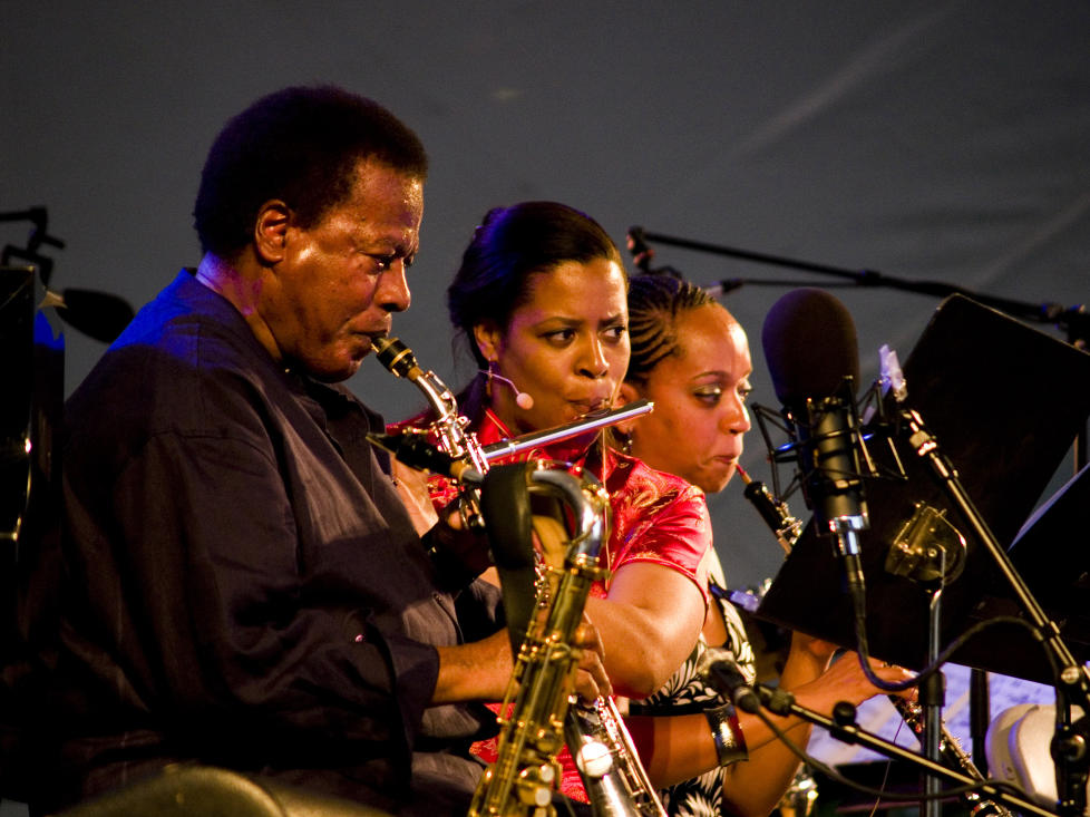 VAKKERT: Wayne Shorter og to av bl�serne i Imani Winds p� Kongsberg Jazzfestival i 2008. Bl�sekvintetten er ogs� til stede i en lang komposisjon p� Wayne Shorter Quartets nye album, �Without A Net�. FOTO: TERJE MOSNES