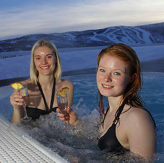 UTEBOBLER: Simone L�kke (20) og Stine Eriksen (21) er begge fra Holstebro i Danmark, men jobber p� Geilo og koser seg med litt spa en gang iblant. Foto: OLE C.H. THOMASSEN