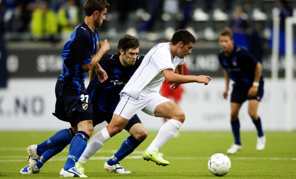 MISTENKELIG:  Blerti Hajdari i duell med Morten M. Skj�nsberg og Torstein Andersen Aase under kvalifiseringskampen til Champions League i fotball mellom Stab�k og albanske KF Tirana i 2009. Kampen har v�rt under mistanke i flere �r, grunnet Tiranas rolle. 
Foto: Cornelius Poppe / SCANPIX