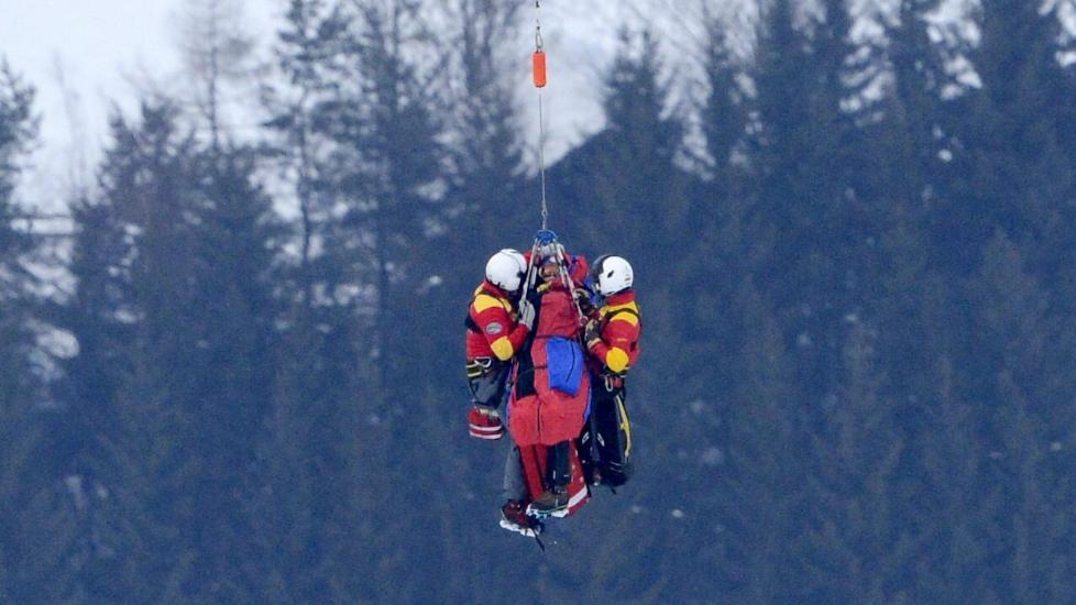 FRAKTET BORT: VM er i fare etter at Lindsey Vonn fikk en skikkelig smell i det h�yre kneet. Foto: EPA/HANS KLAUS TECHT/NTB scanpix