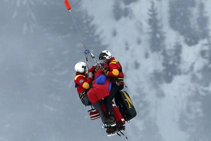 LUFTAMBULANSE: Her blir Lindsey&nbsp;Vonn fraktet vekk fra alpinbakken etter det stygge fallet forrige uke. Foto: AP Photo/Luca Bruno