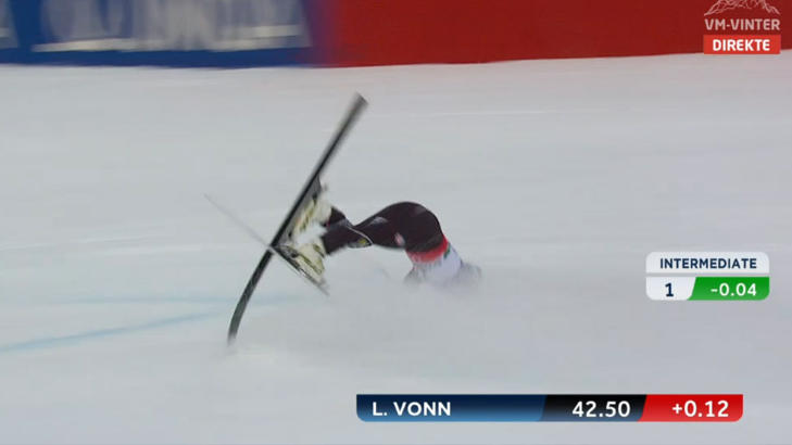 FALLET: Lindsey Vonn g�r p� trynet i bakken. Foto: NRK