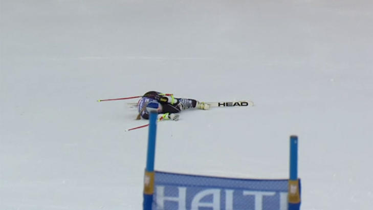 LIGGENDE I SMERTER: Lindsey Vonn skrek h�yt da han falt. Foto: NRK