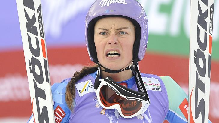 FORFERDET: Konkurrent Tina Maze reagerer slik n�r hun f�r se fallet. Foto:  AFP PHOTO / SAMUEL KUBANI/NTB scanpix