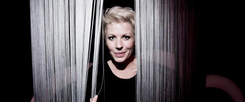 - En mann stod ved siden av senga mi