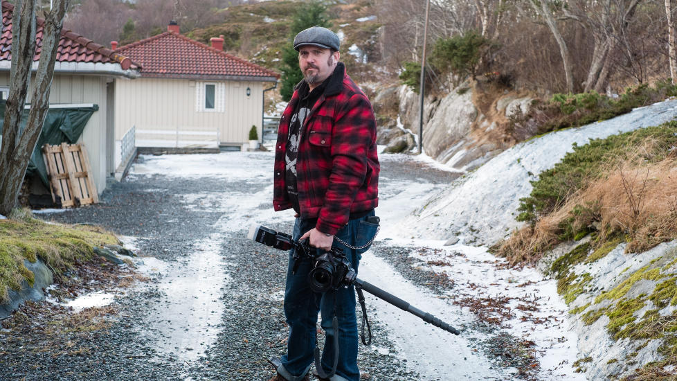 OVERRASKET: Nathan Lediard hadde akkurat avsluttet et fotooppdrag av en leilighet i Kristiansund, da han ble omringet av v�pnet politi. Foto: Privat