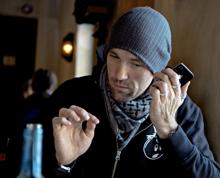 Lydh�r: Han har Oslo-premiere p� forestillingen �Stereo� p� Latter i kveld. Den handler om lyd. Her h�rer Dagfinn p� sin favoritt - lyden av s�nnen som snorker.