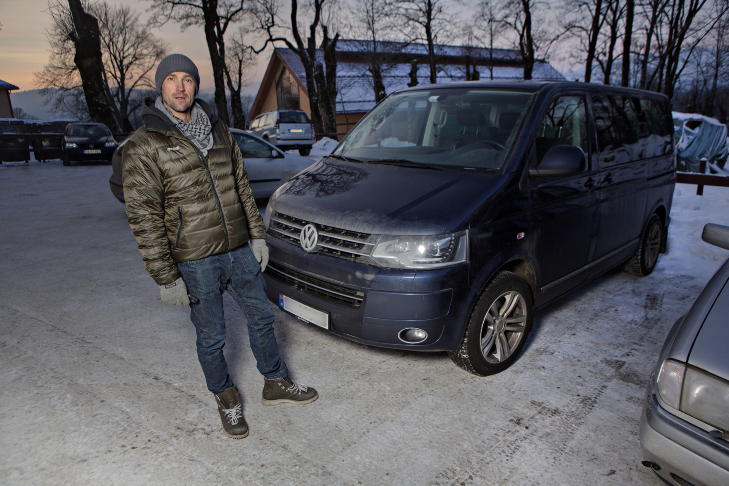 Komikerpappa: &mdash; Jeg dr�mmer om � bygge en treb�t. Jeg liker meg veldig godt midt ute p� havet, sier Dagfinn, som byttet ut den raske BMW-en med en praktisk sjuseter.