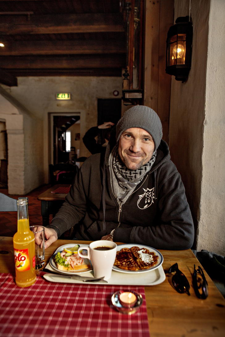 Stedet: &mdash; Jeg liker Bogstad g�rd. Det er n�rt hjemme, og n�r du setter deg her f�les det som du har g�tt p� ski hit, selv om du kj�rte.
Maten: &mdash; Rekesm�rbr�d sl�r aldri feil. Og vaffel smaker godt etter en skitur.
Drikke: &mdash; Solo. Jeg hadde valgt Coca-Cola om de hadde det.