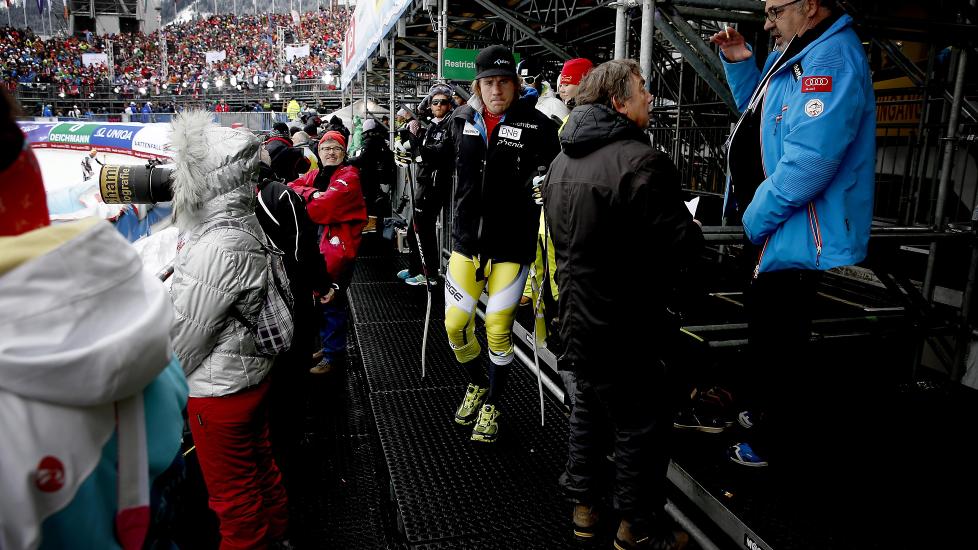 HALTET UT: Kjetil Jansrud mister resten av VM etter kneskaden han fikk i fallet i dagens super-G. Foto: Bj�rn Langsem / DAGBLADET.
