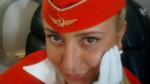 FIKK SPARKEN: Flyvertinna Tatjana Kozlenko har f�tt sparken av russiske Aeroflot etter at hun la ut et bilde av en flyansatt som viser flypassasjerene fingeren, p� profilen sin p� Vkontakte - et av Russlands mest popul�re sosiale nettverk. Foto: ALL OVER PRESS