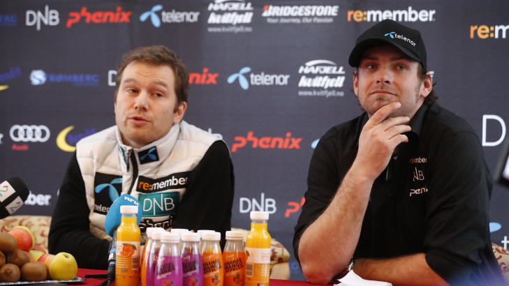 D�RLIGE NYHETER: Landslagslege Lars-Petter Granan og landslagstrener H�vard Tj�rhom oppdaterte media p� Jansruds skade. Foto: Bj�rn Langsem