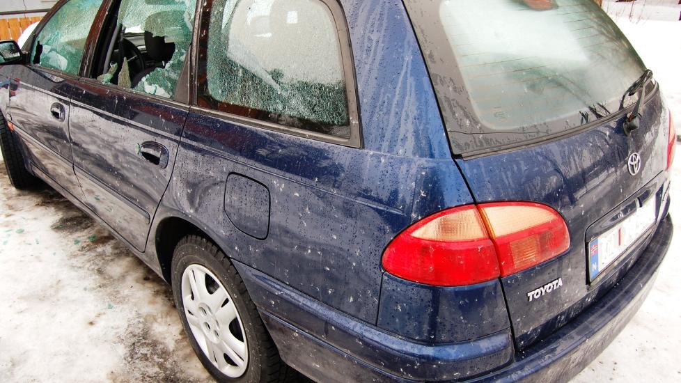 SKADER:  Slik s� bilen til Lasse Vik ut etter at Asker Drift hadde str�dd i omr�det. N� �nsker bedriften � fikse opp. Foto: privat.