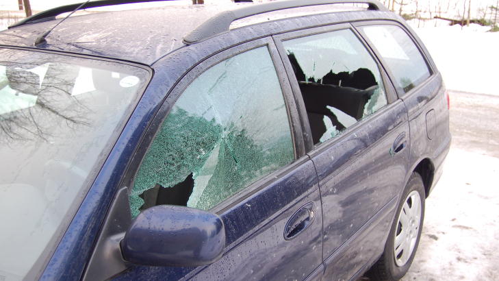 SKADER: Slik så bilen til Lasse Vik ut etter at Asker Drift hadde strødd i området. Nå ønsker bedriften å fikse opp. Foto: privat. SKADER: Slik så bilen til Lasse Vik ut etter at Asker Drift hadde strødd i området. Nå ønsker bedriften å fikse opp. Foto: privat.