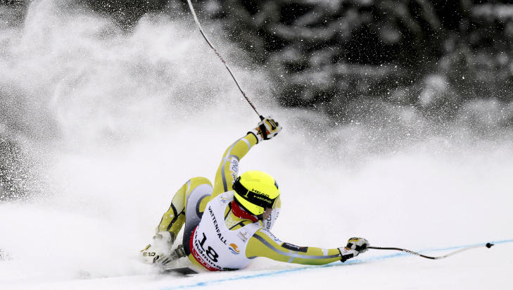 HER G�R DET GALT: Kjetil Jansruds fall s� ikke s� dramatisk ut, men kneskaden den f�rte til, er det. Foto: SCANPIX/AP/Alessandro Trovati