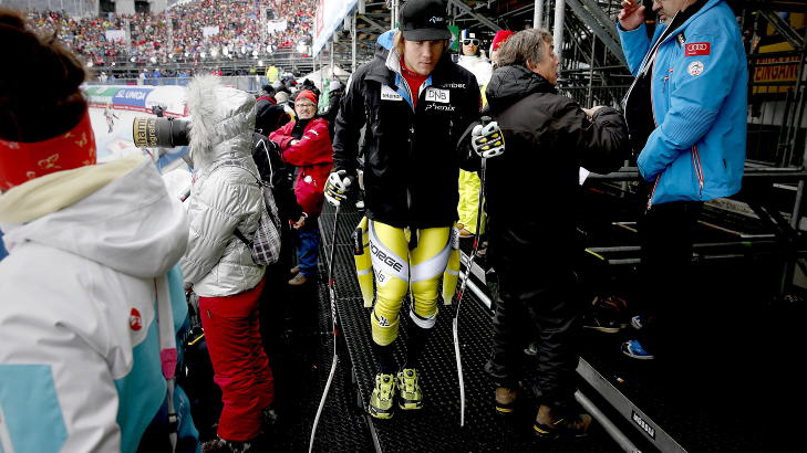 R�KET B�ND: Jansrud m�tte st�tte seg til stavene p� vei ut av m�lomr�det. Foto: Bj�rn Langsem / DAGBLADET.