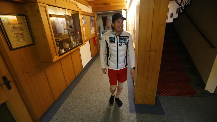 SMILER IGJEN: Kjetil Jansrud orket ikke m�te pressen i g�r, men i dag stilte han opp. I Liverpool-shorts. Foto: Bj�rn Langsem/Dagbladet