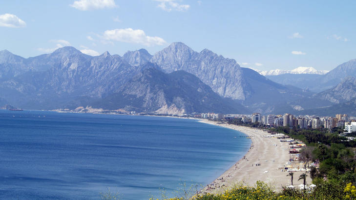 TYRKIA - Antalya: Snittprisene p� hotellrom p� den tyrkiske rivieraen falt med hele 25 prosent i fjor, melder Budget Travel. If�lge nettstedet er Antalya dermed det naturlige valget for den budsjettreisende. P� bildet er stranda Konyaalti i provinsen, med en del strand, en del by og en del historie. Foto: BOZALTAN/CREATIVE COMMONS/CC BY-3.0