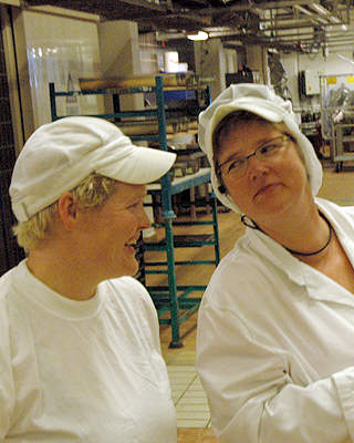 KVINNER FOR SINE HATTER: Avdelingsleder Camilla Gangs�y og meierisjef Bente Reklev er stort sett enige i hvordan osteproduksjonen foreg�r. Foto: BIRGER EMANUELSEN