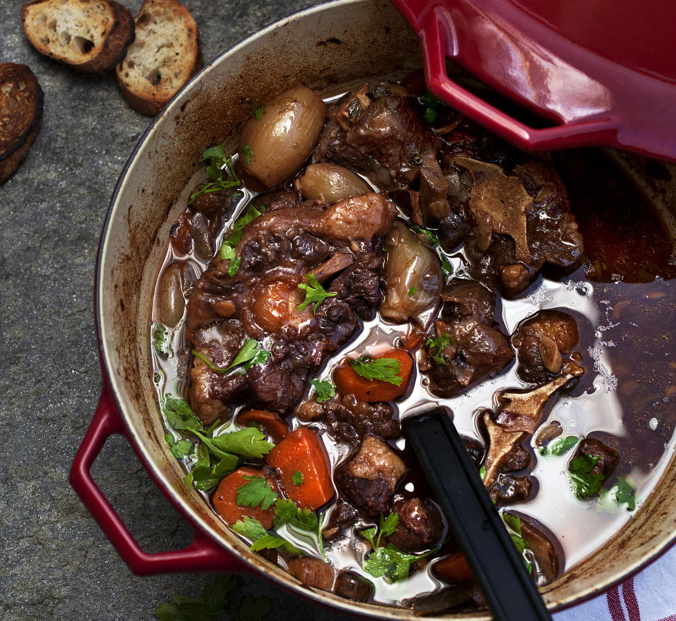 Vinformelen: R�dvinen trenger ikke g� til spille selv om du ikke drikker den opp. Det gj�r det lettere � stoppe i tide. Her, oksehaleragu med r�dvin.