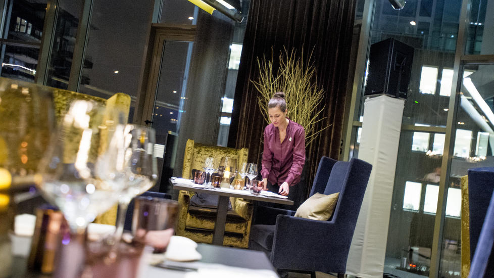 R� p� kj�kkenet: Med fru K og s�sterrestauranten Cru er kj�kkensjef Kari Inner� i restaurant-Oslos toppsjikt.  For f�rstnevnte gjelder det prisene ogs�.  FOTO:Thomas Rasmus Skaug / Dagbladet