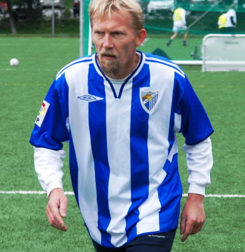 AKTIV FOTBALLSPILLER: Nesbø spilte selv på lag som Molde, Lyn og Stabæk. Her i aksjon i NRK cup på Marienlyst. Foto: Tom Stalsberg / Dagbladet AKTIV FOTBALLSPILLER: Nesbø spilte selv på lag som Molde, Lyn og Stabæk. Her i aksjon i NRK cup på Marienlyst. Foto: Tom Stalsberg / Dagbladet