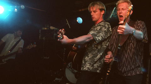 BRØDREBAND: Knut Nesbø (til høyre) med broren Jo i bandet Di Derre. Foto: KJELL LANGMYREN BRØDREBAND: Knut Nesbø (til høyre) med broren Jo i bandet Di Derre. Foto: KJELL LANGMYREN
