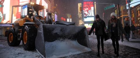 Snøen stopper all flytrafikk i New York