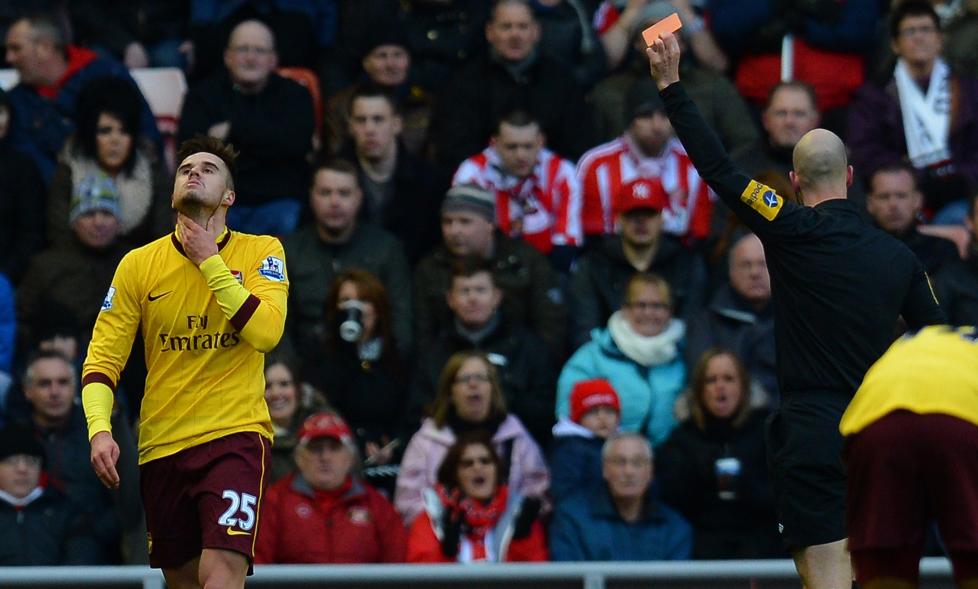 KUNNE BLITT SYNDEBUKK: Carl Jenkinson fikk sitt andre gule kort for dagen etter en h�pl�s takling. Foto: AFP PHOTO / ANDREW YATES / NTB scanpix