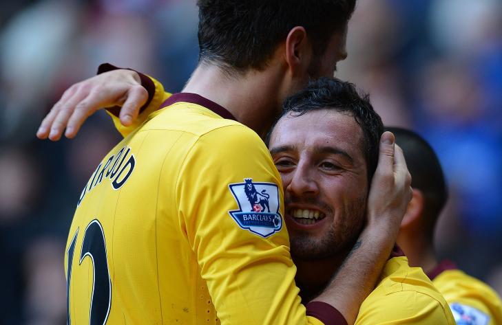 MATCHVINNER: Santi Cazorla f�r en velfortjent klem av Olivier Giroud etter at spanjolen ble matchvinner. Foto: AFP PHOTO / ANDREW YATES  / NTB scanpix