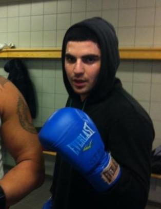 Kj�rte 500 kilometer for � bokse, ble disket fordi han hadde todagers-skjegg